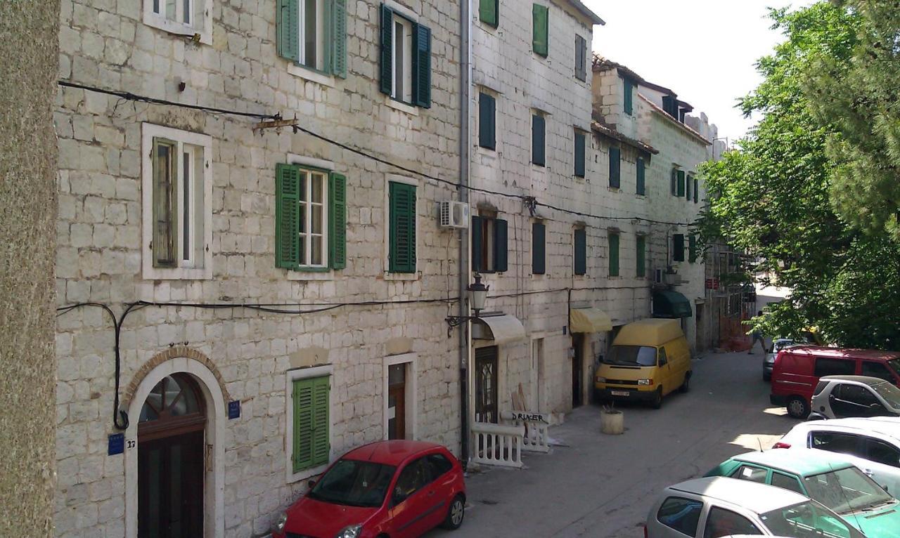 Adagio Theatre Apartment Split Bilik gambar