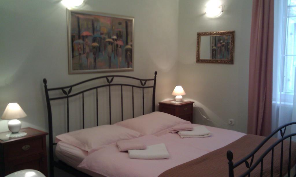 Adagio Theatre Apartment Split Bilik gambar