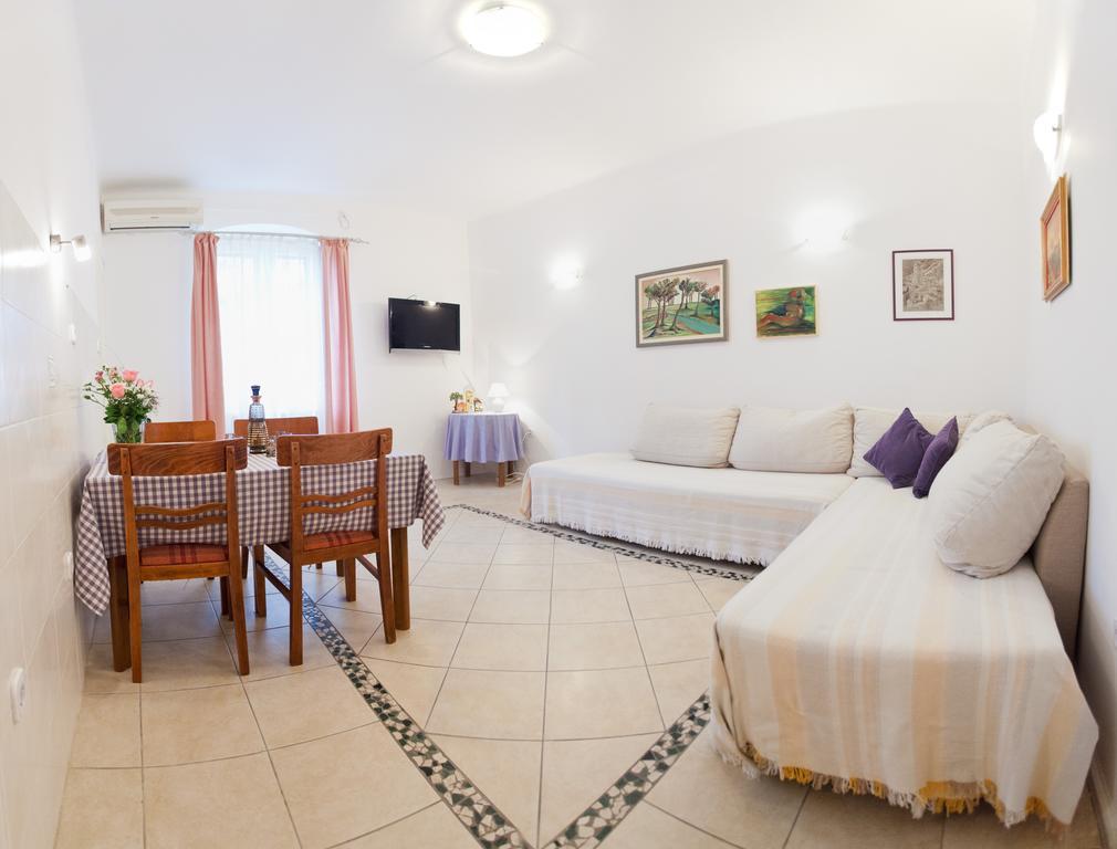 Adagio Theatre Apartment Split Bilik gambar