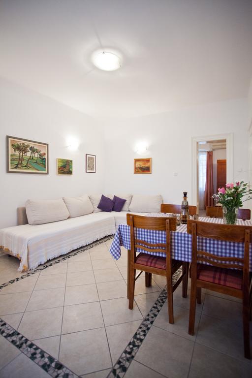 Adagio Theatre Apartment Split Bilik gambar
